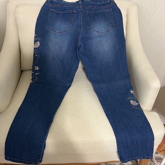 Daisy Fuentes Paulina Best Friend size 6 Women’s embroidered jeans. - Picture 7 of 8
